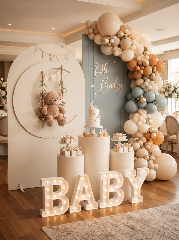 Décor de baby shower : ourson sur la lune, lettres lumineuses BABY et arche de ballons